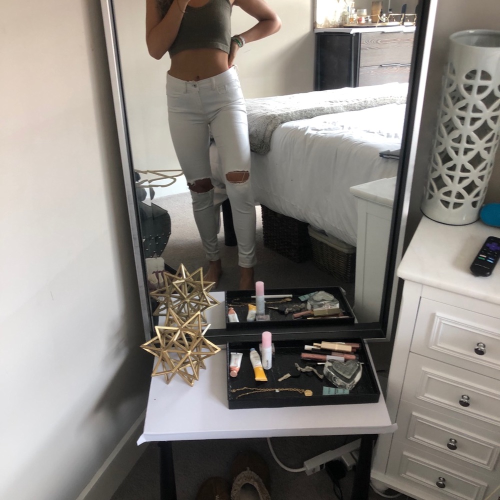 White distressed jeans